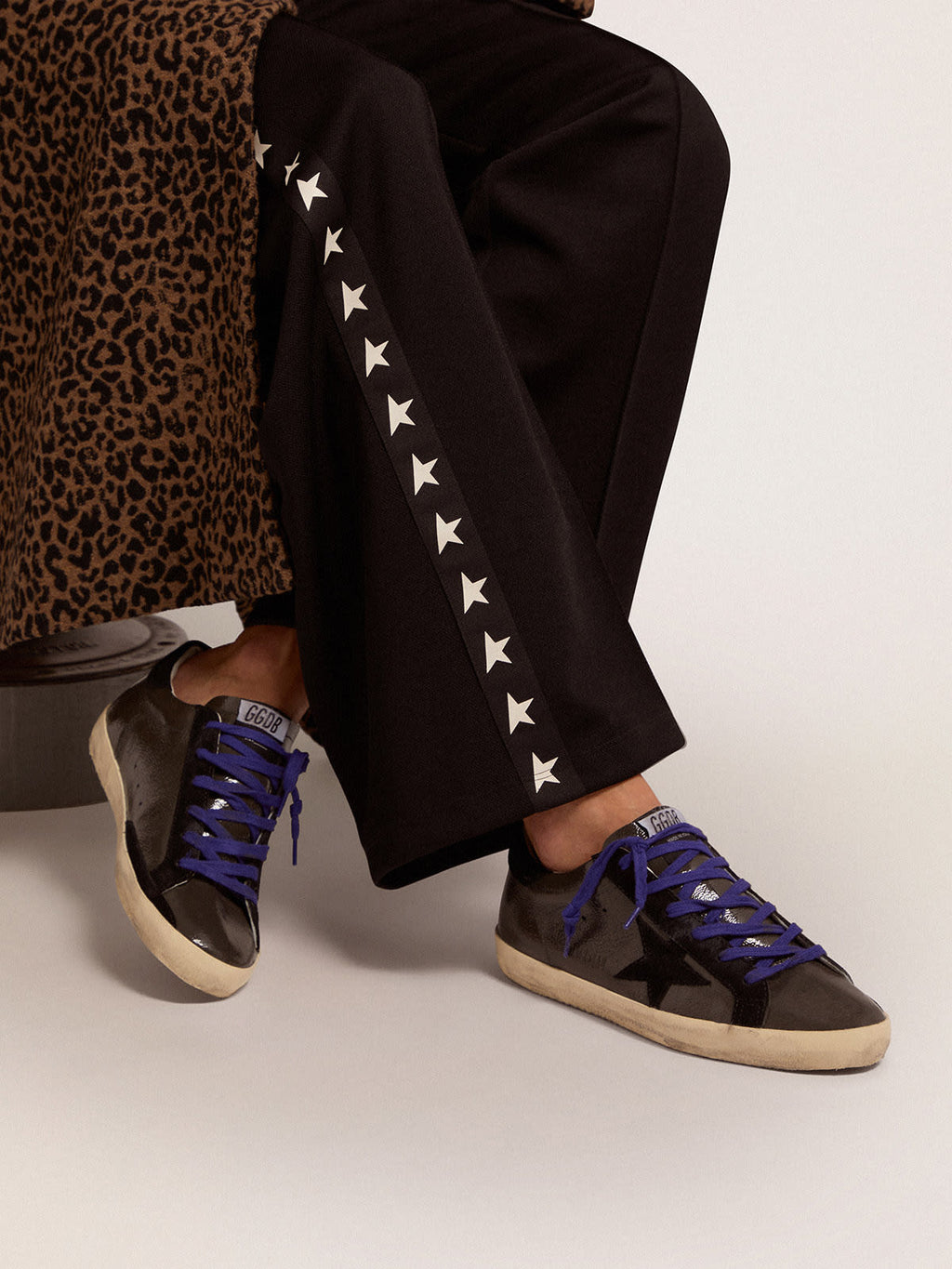 Super-Star in pelle verniciata grigia con inserti in suede nero