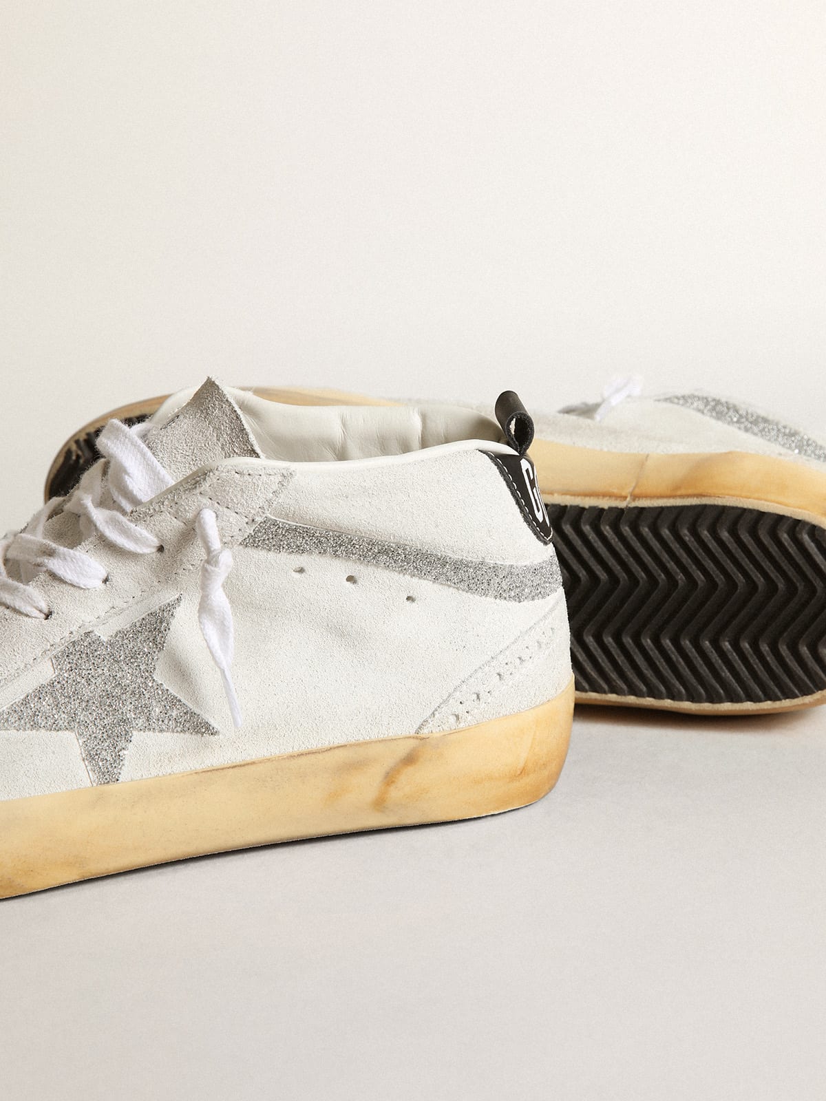 Sneaker Mid Star in suede bianco con stella e virgola in micro cristalli Swarovski color argento