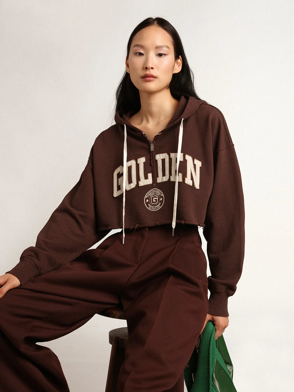 Felpa crop con cappuccio Collezione Journey di colore marrone noce scritta Golden bianca a contrasto