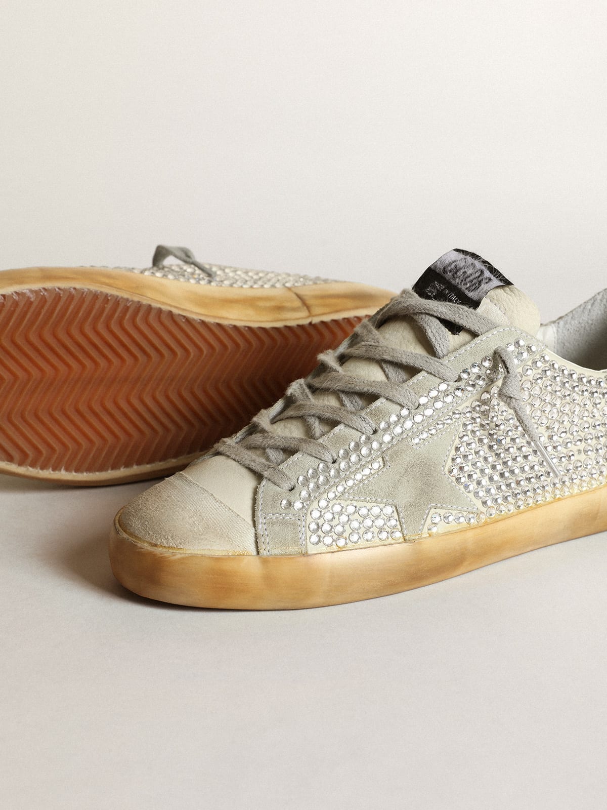 Super-Star in nabuk bianco e cristalli Swarovski color argento con stella in suede grigio ghiaccio