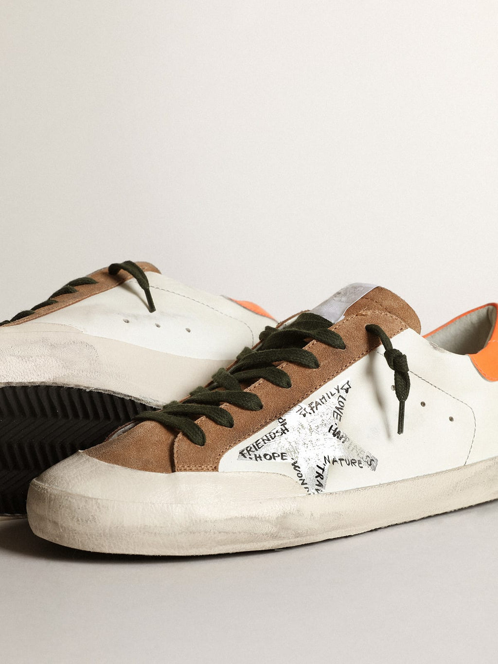 Sneaker Super-Star Penstar con stella serigrafata color argento e talloncino in pelle arancione fluo