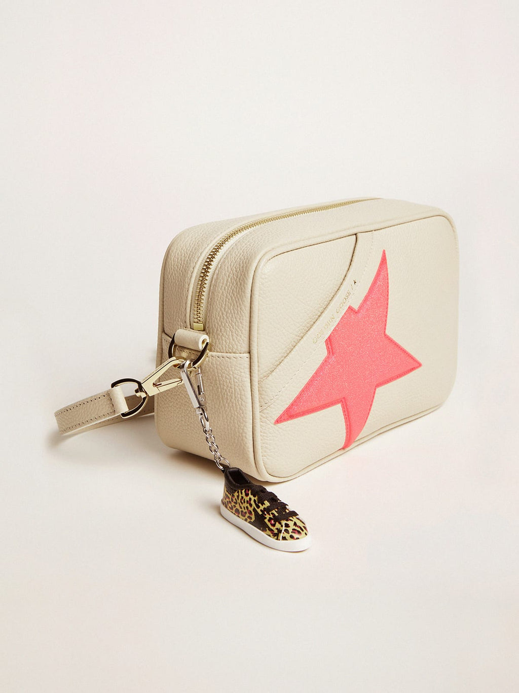 Borsa Star Bag bianco latte in pelle martellata, stella fucsia Golden Goose con glitter iridescenti