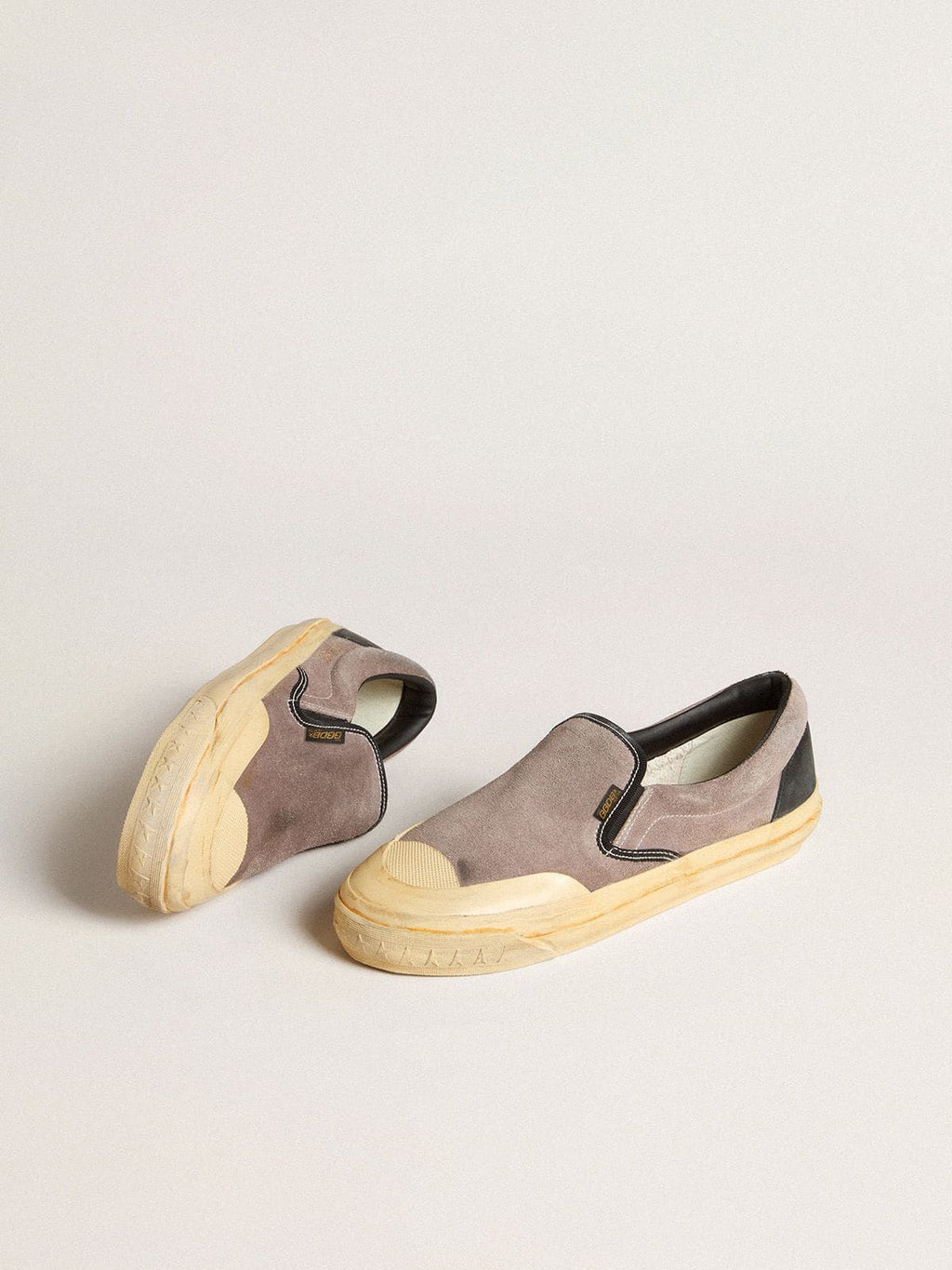 Women's VCE Penstar in dove-gray suede with black leather heel tab