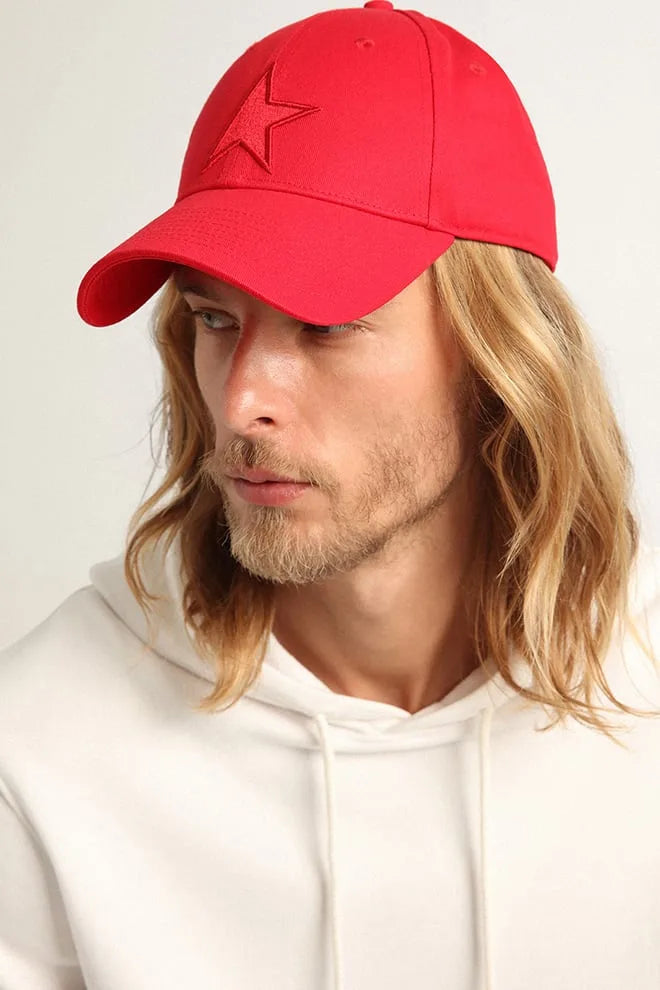 Cappellino in cotone color rosso con toppa a forma di stella ton sur ton sul davanti