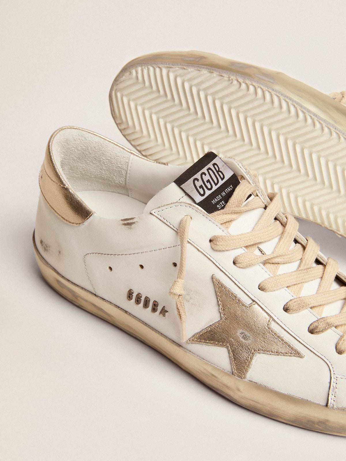 Sneakers Super-Star uomo con foxing sparkle dorato e metal studs lettering