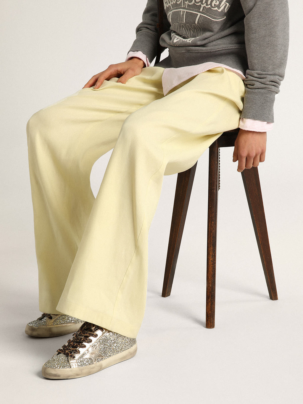 Sneaker Super-Star in glitter color platino con stella e talloncino in pelle laminata ton sur ton