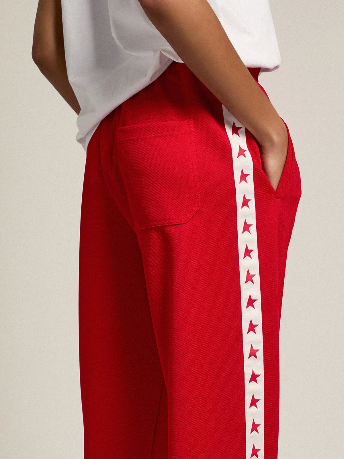 Pantalone jogging da donna di colore rosso con stelle rosse sui lati