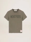 T-shirt Collezione Golden color verde oliva dall'effetto distressed con scritta Golden sul davanti