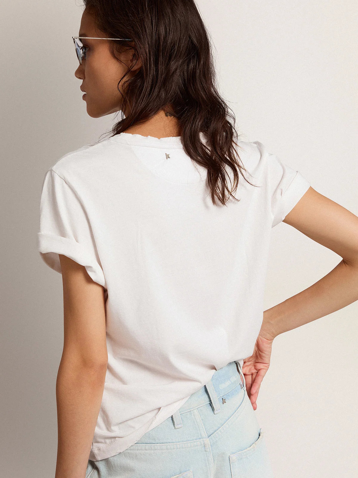 T-shirt fit slim di colore bianco dal trattamento distressed