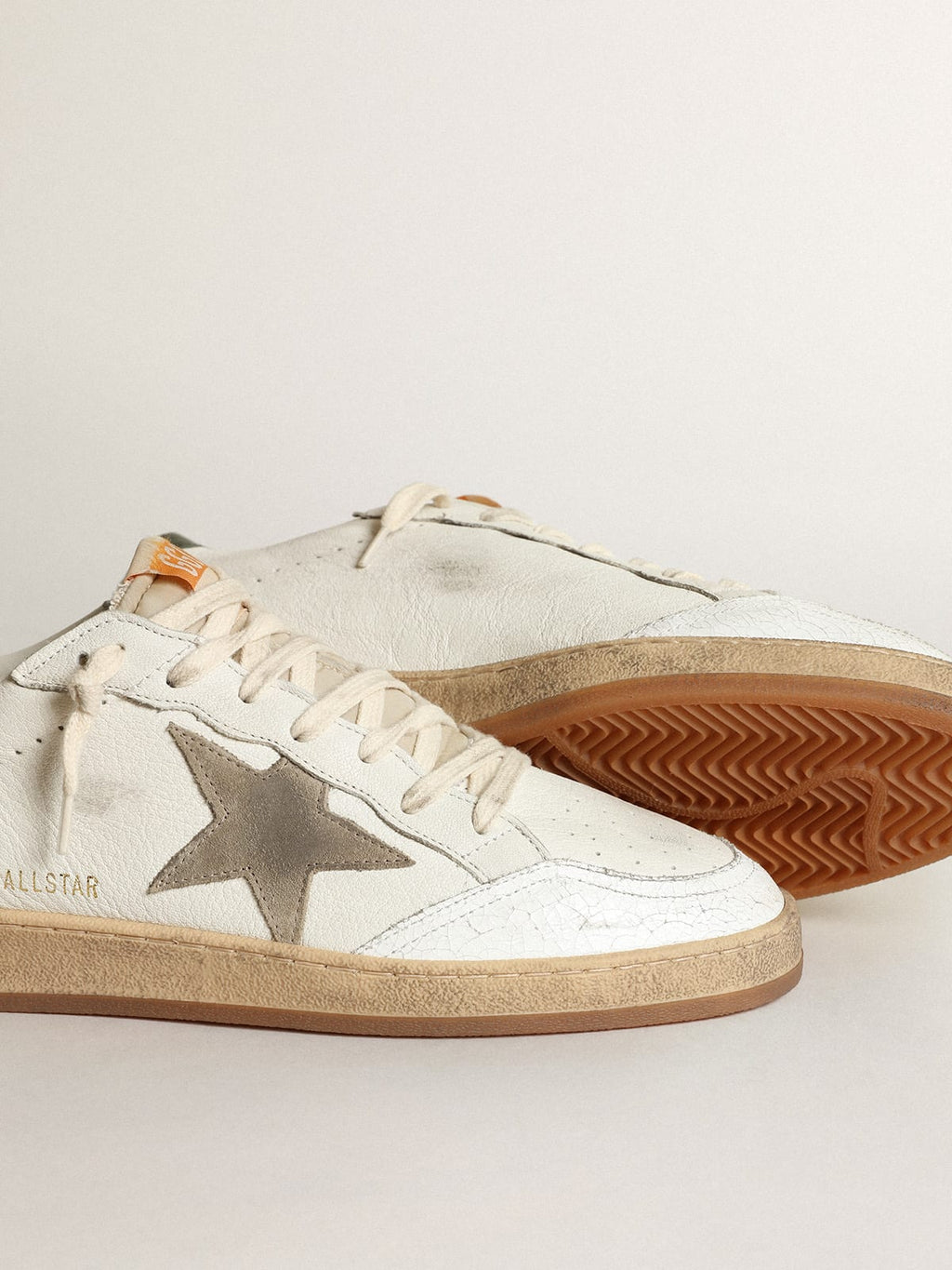 Sneaker Ball Star in nappa bianca con stella in suede tortora e talloncino in pelle verde scuro