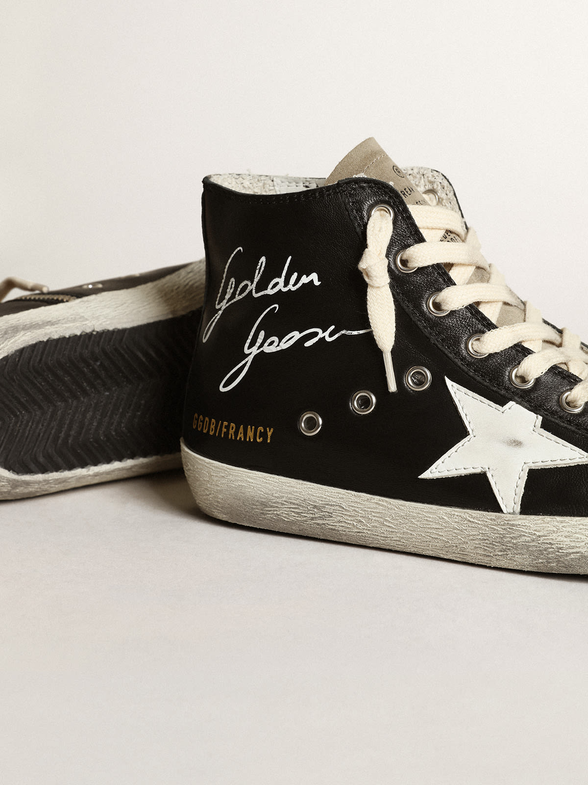 Sneaker Francy in nappa nera con stella in pelle bianca e linguetta in suede color tortora