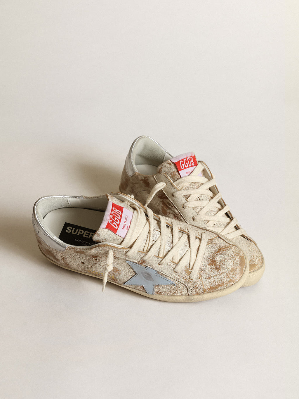 Sneaker Super-Star donna con stella in pelle azzurro fumé e talloncino in pelle laminata color argento