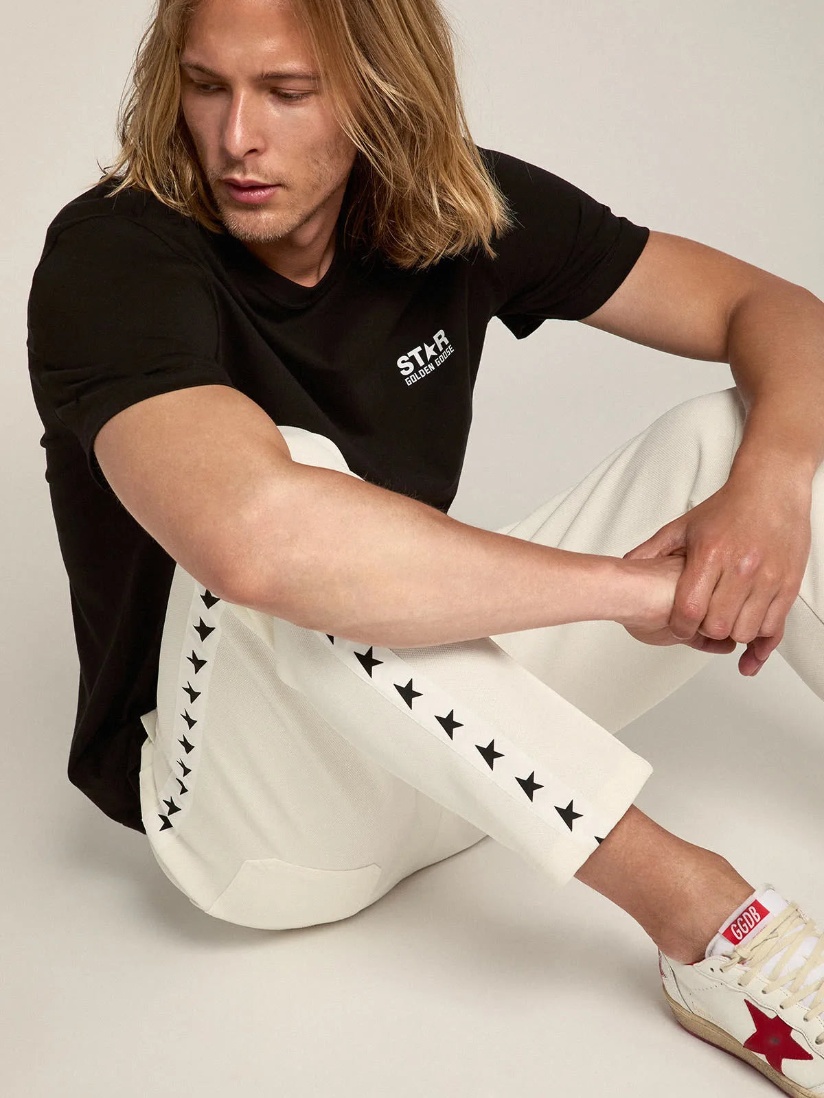 T-shirt nera Collezione Star con logo e stella bianchi a contrasto