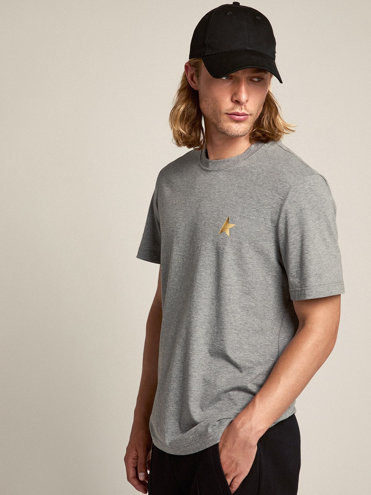 T-shirt Collezione Star di colore grigio mélange con stella color oro a contrasto sul davanti