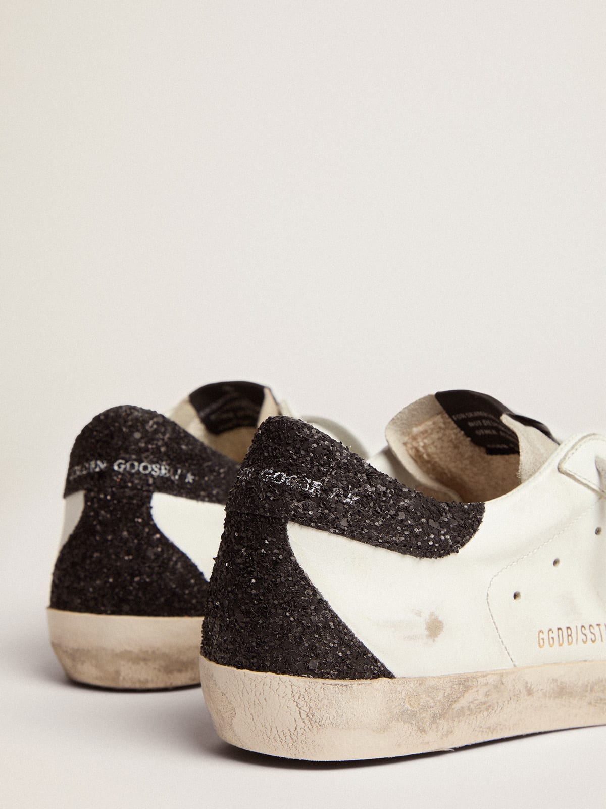 Sneakers Super-Star con stella dorata e talloncino nero in glitter