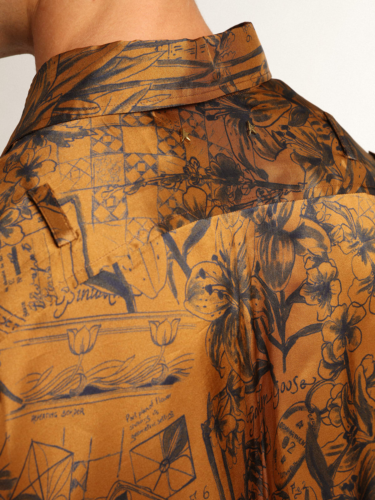 Camicia Collezione Journey di colore marrone dorato con stampa notebook