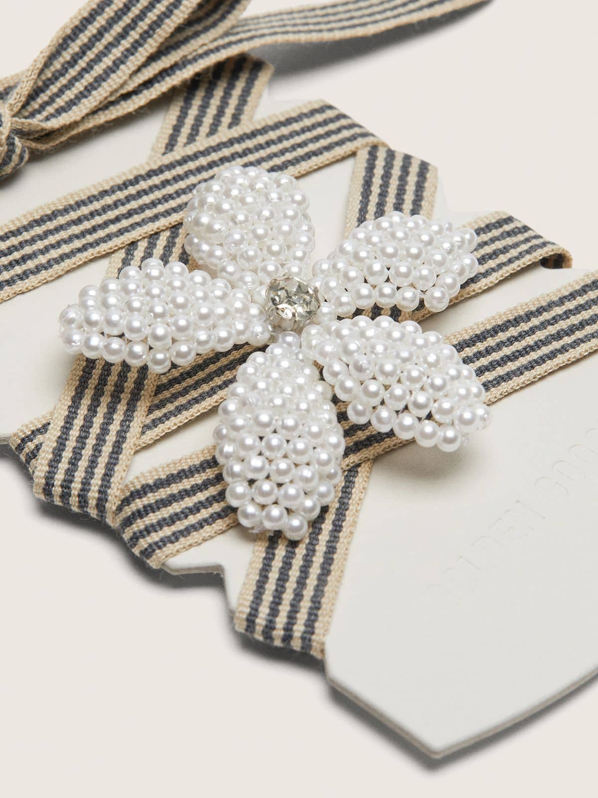 Skins "Vintage" black and beige striped laces with flower-shaped charm