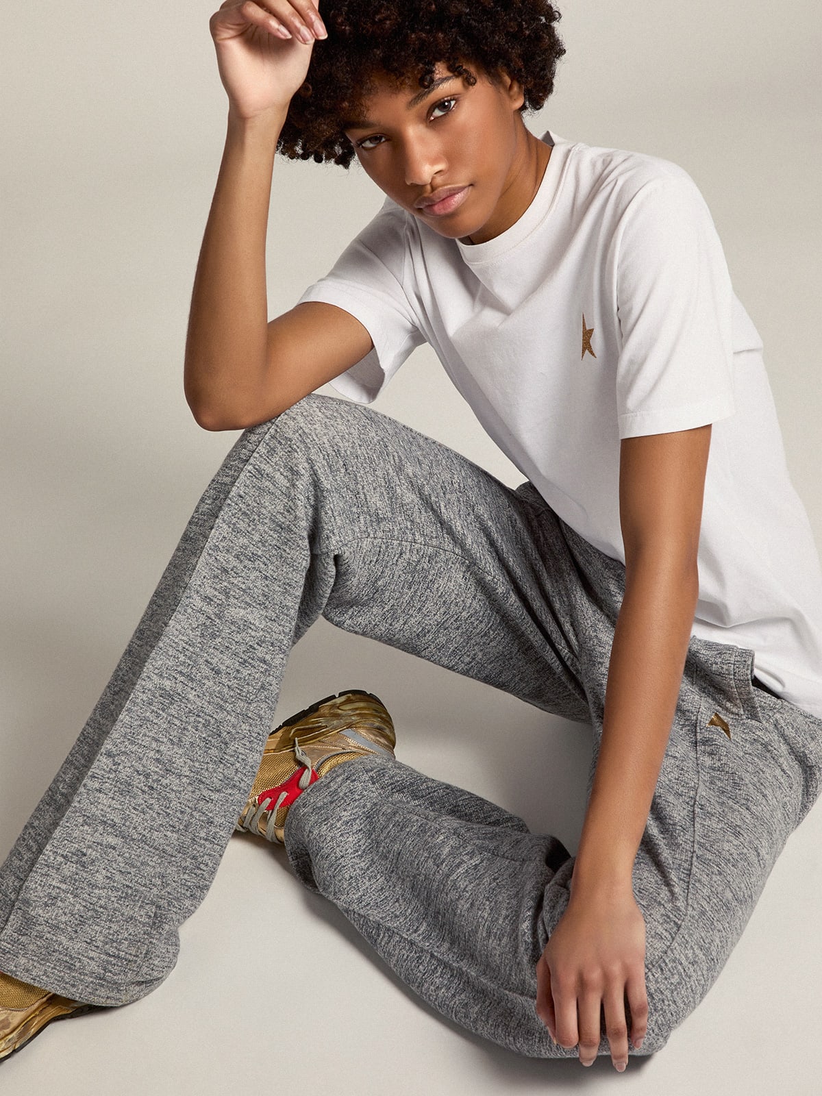 Pantalone jogging di colore grigio con stella dorata sul davanti