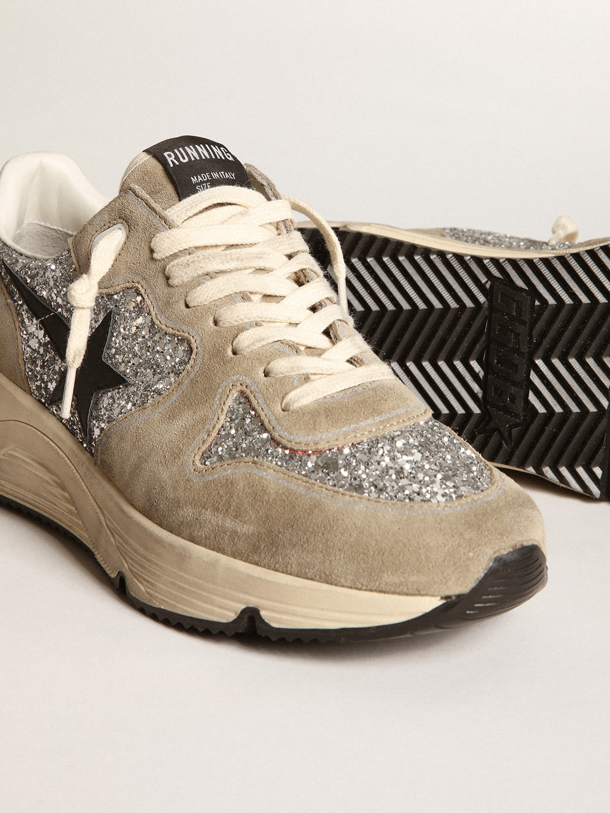 Sneaker Running Sole in glitter argento e suede color tortora con stella in pelle nera