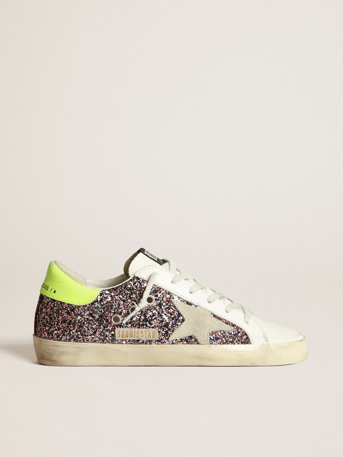 Sneaker Super-Star in glitter grigio e rosa con stella in suede grigio ghiaccio e talloncino in pelle giallo fluo