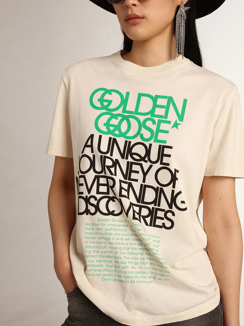 T-shirt Collezione Journey color bone white con scritte di colore nero e verde brillante sul davanti