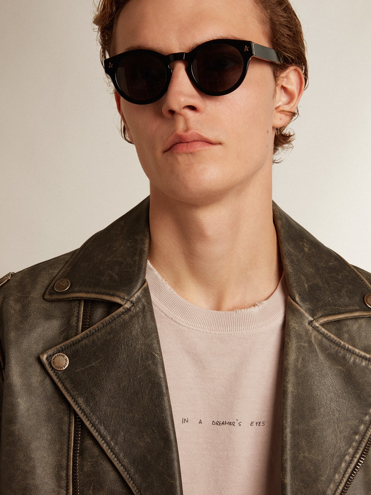 T-shirt uomo rosa pallido con scritta al centro