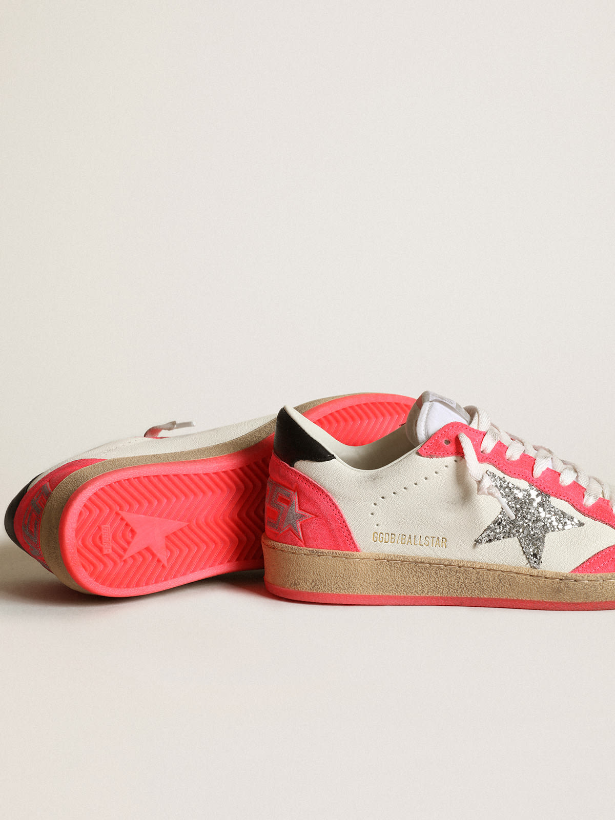 Sneaker Ball Star in nappa bianca con stella in glitter argento e inserti in suede aragosta fluo