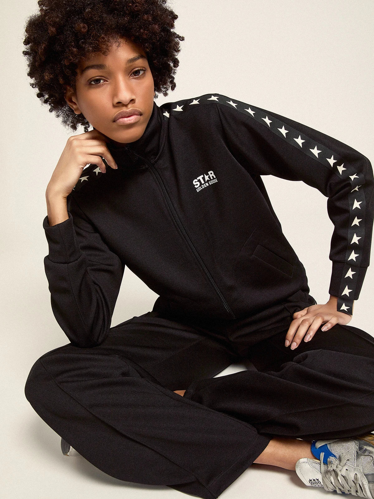Felpa con zip da donna di colore nero con stelle bianche a contrasto