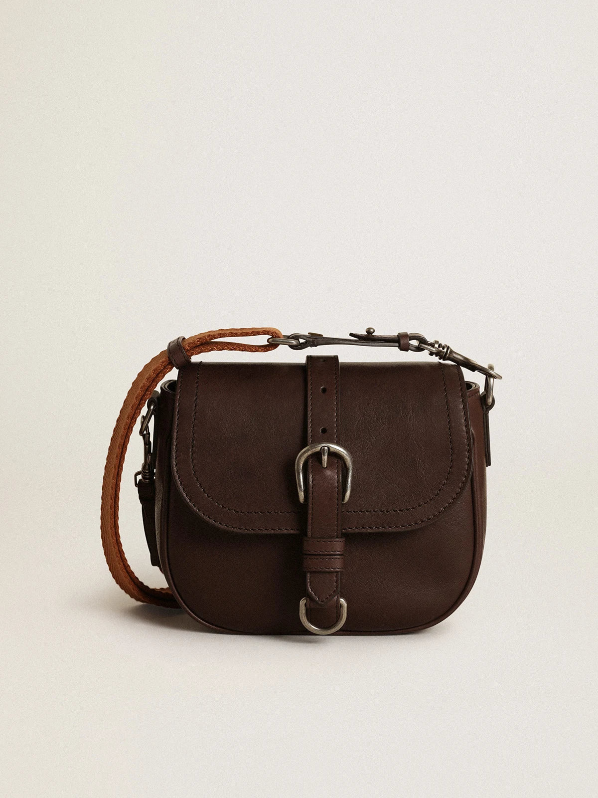 Borsa Sally Bag small in pelle color marrone scuro con fibbia e tracolla a contrasto