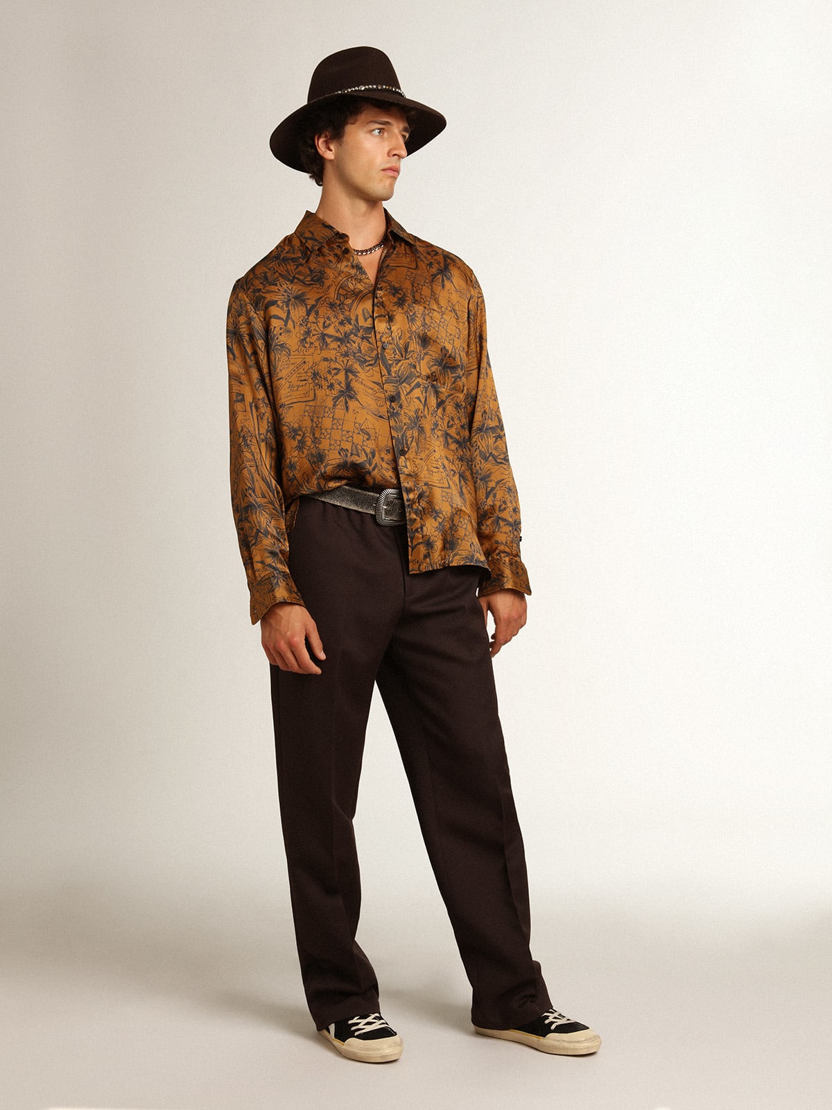 Camicia Collezione Journey di colore marrone dorato con stampa notebook