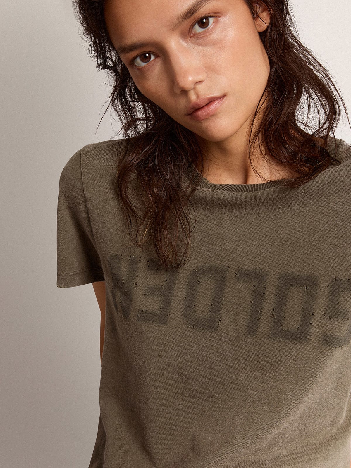 T-shirt color verde oliva dal fit regular con scritta Golden sul davanti