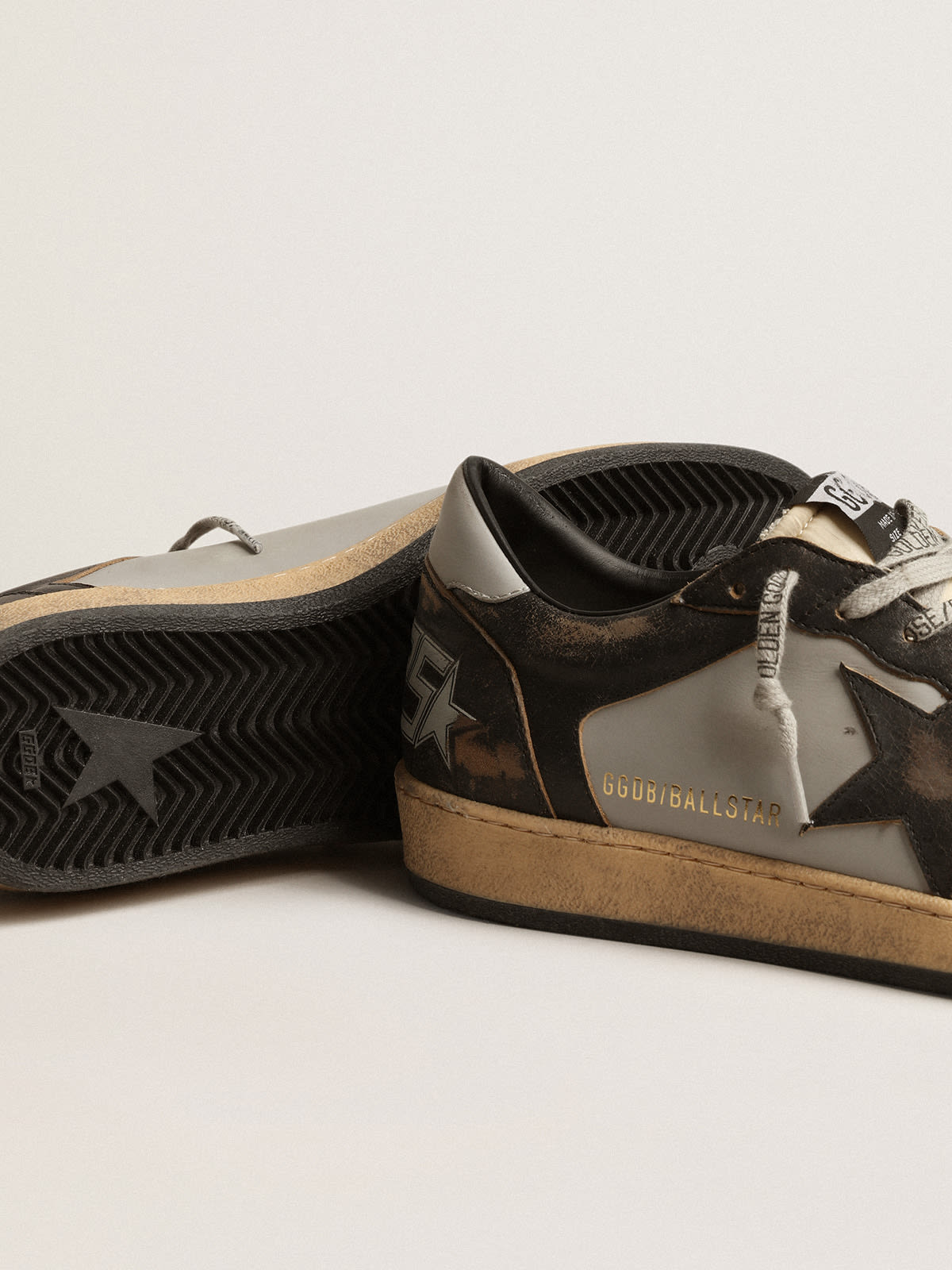 Ball Star in pelle grigia e nera con stella nera