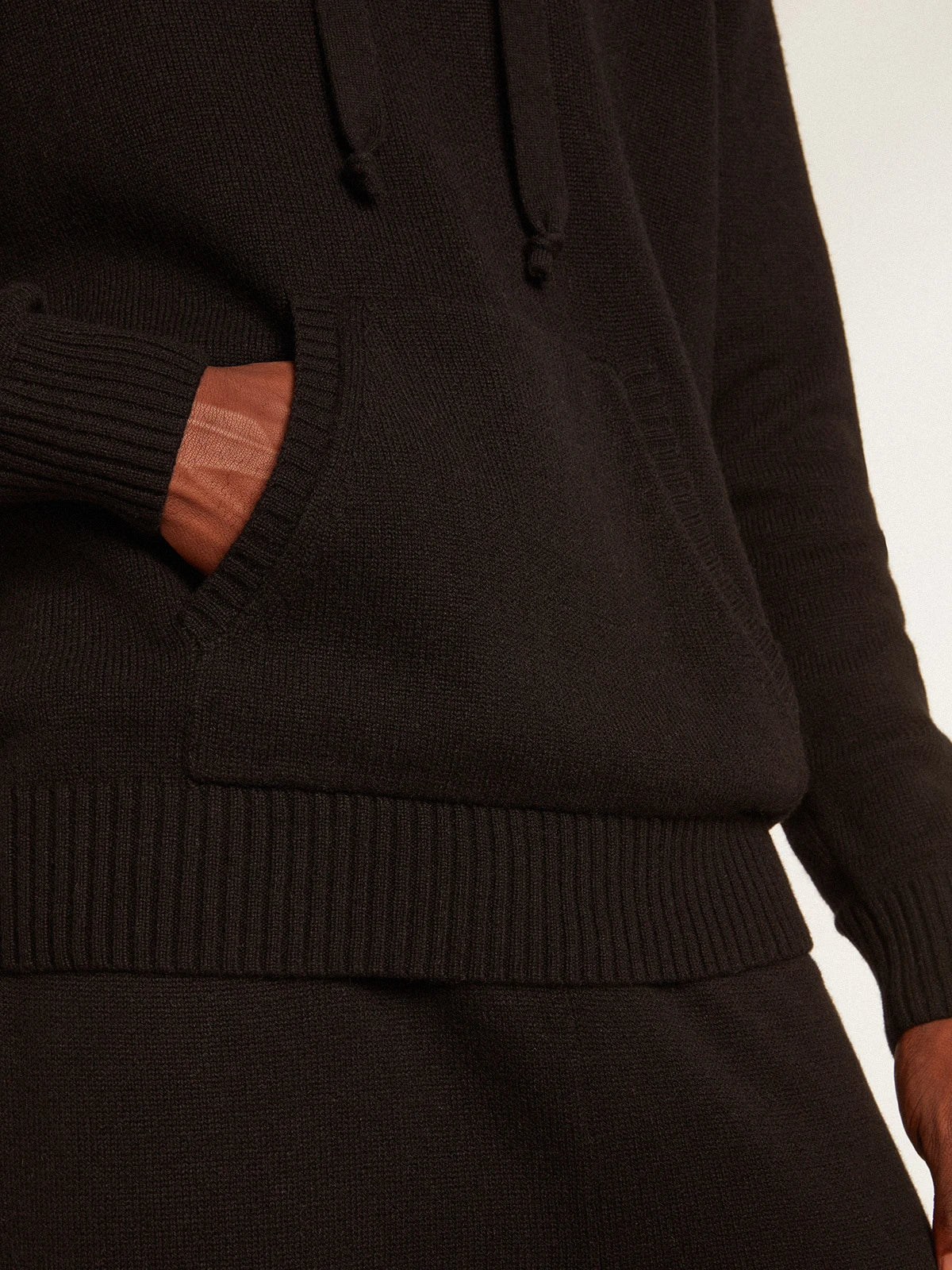 Felpa uomo misto cashmere color nero e cappuccio