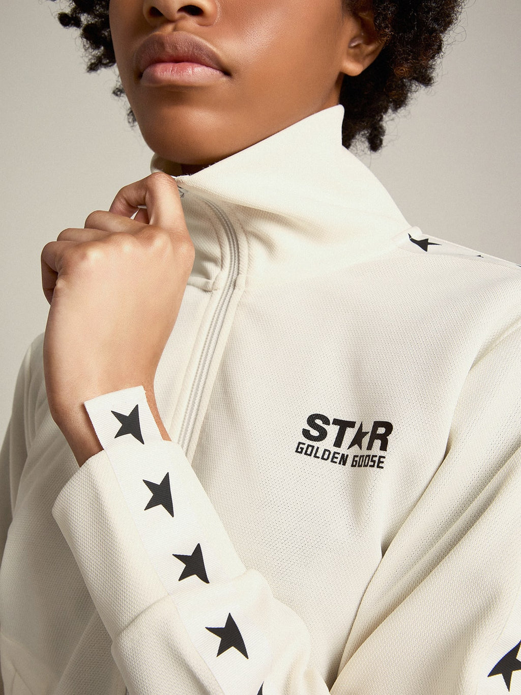 Felpa con zip da donna di colore bianco con nastro bianco e stelle nere