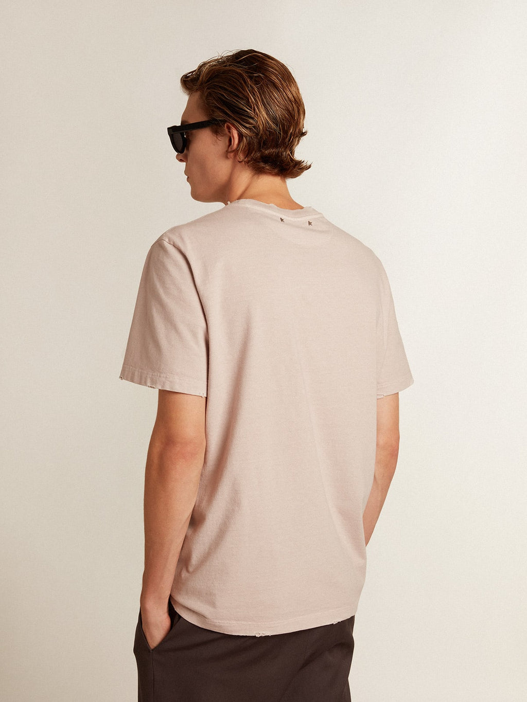 T-shirt uomo rosa pallido con scritta al centro