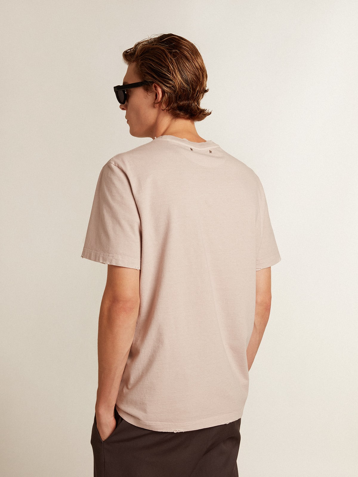 T-shirt uomo rosa pallido con scritta al centro