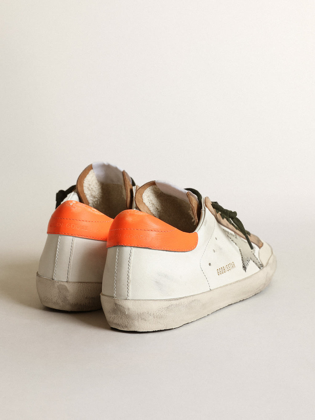 Sneaker Super-Star Penstar con stella serigrafata color argento e talloncino in pelle arancione fluo