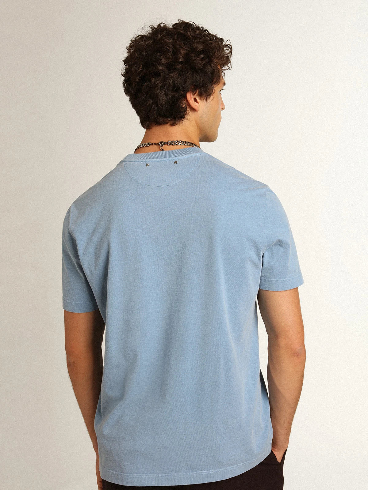 T-shirt Collezione Journey color blu harbor con stampa Golden Goose Mystery On The Golden Express nera a contrasto sul davanti