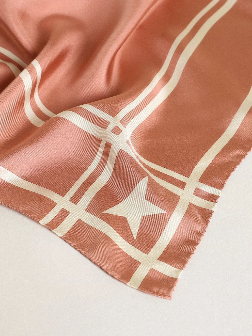 Foulard Collezione Golden di colore rosa antico con righe e stelle bianche a contrasto