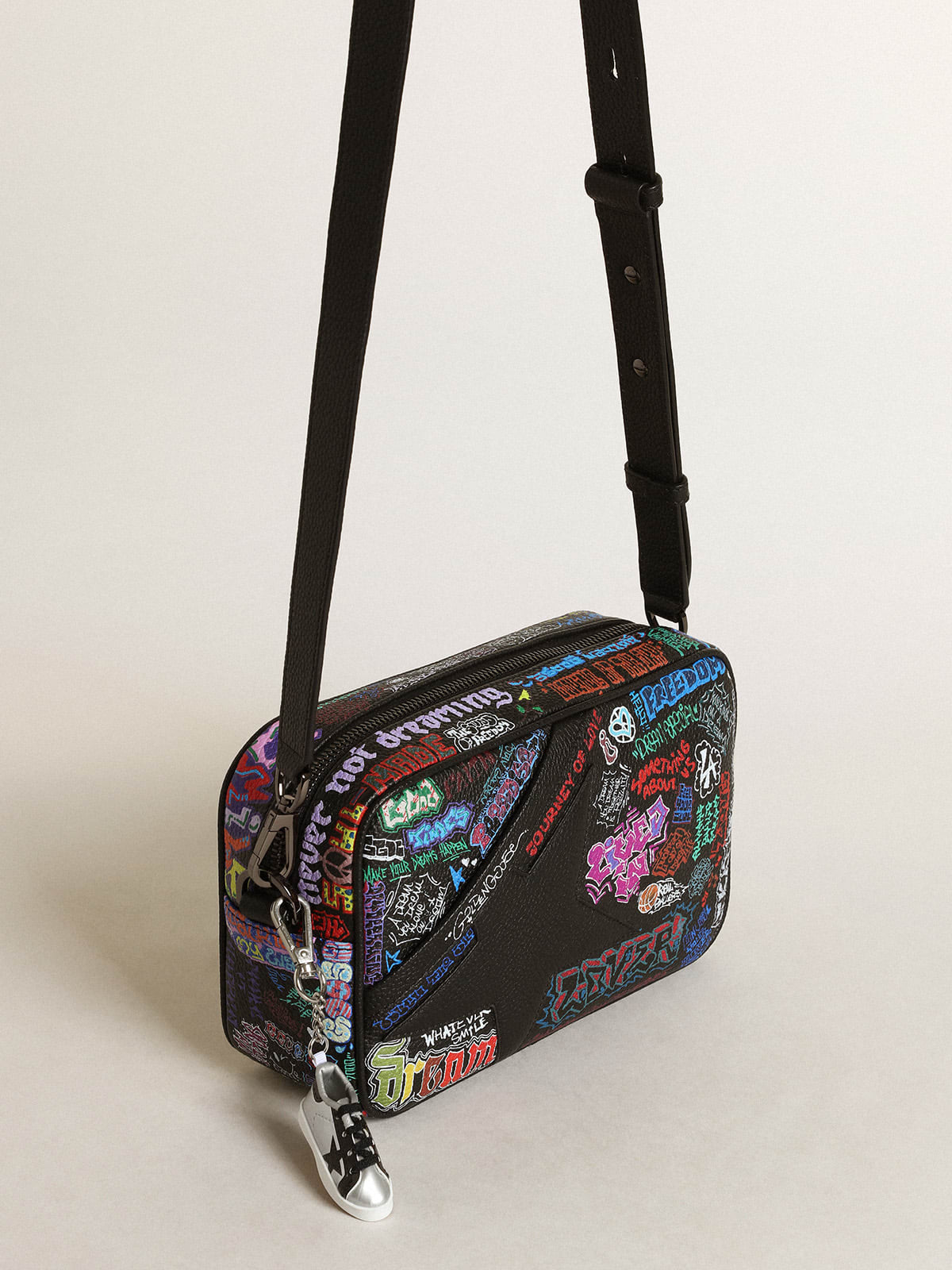 Borsa Star Bag in pelle martellata nera con stella in pelle nera e stampa multicolore all-over