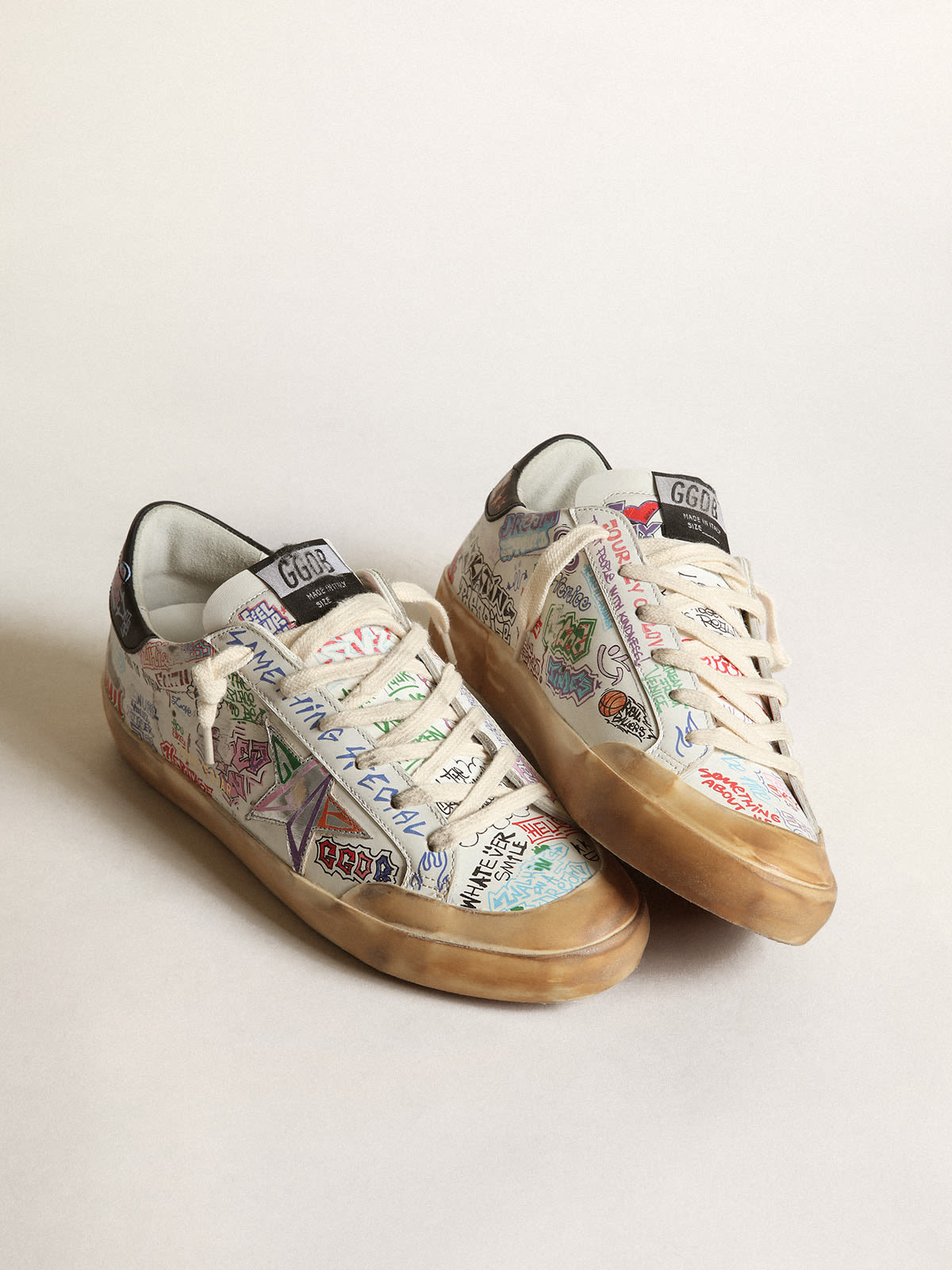 Sneaker Super-Star Penstar donna in pelle bianca con scritte multicolori all-over