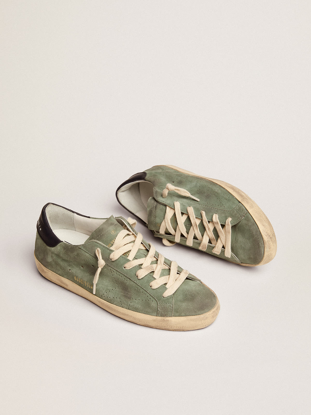 Sneaker Super-Star in suede color verde militare con stella traforata e talloncino in pelle color blu scuro