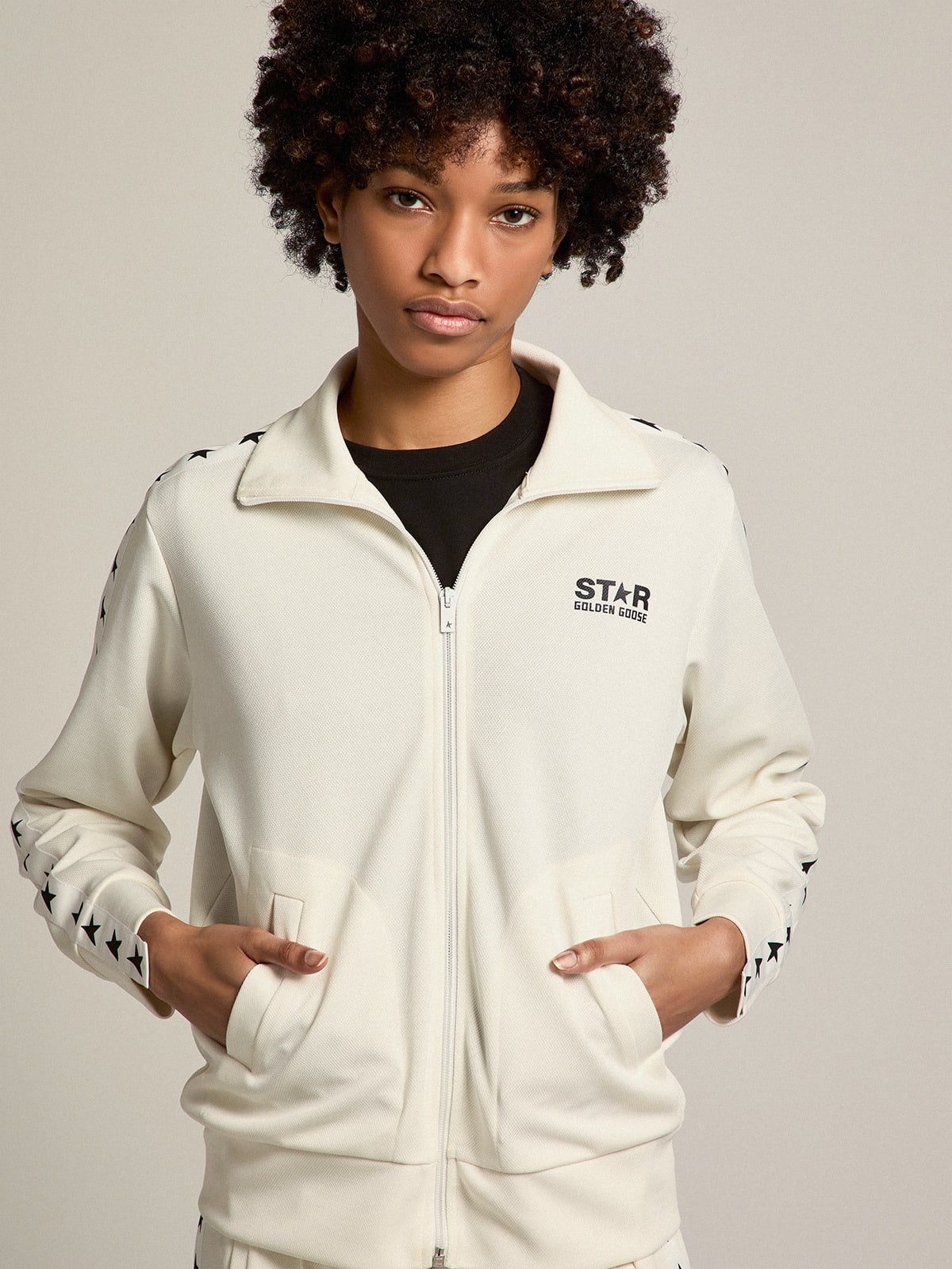 Felpa con zip da donna di colore bianco con nastro bianco e stelle nere