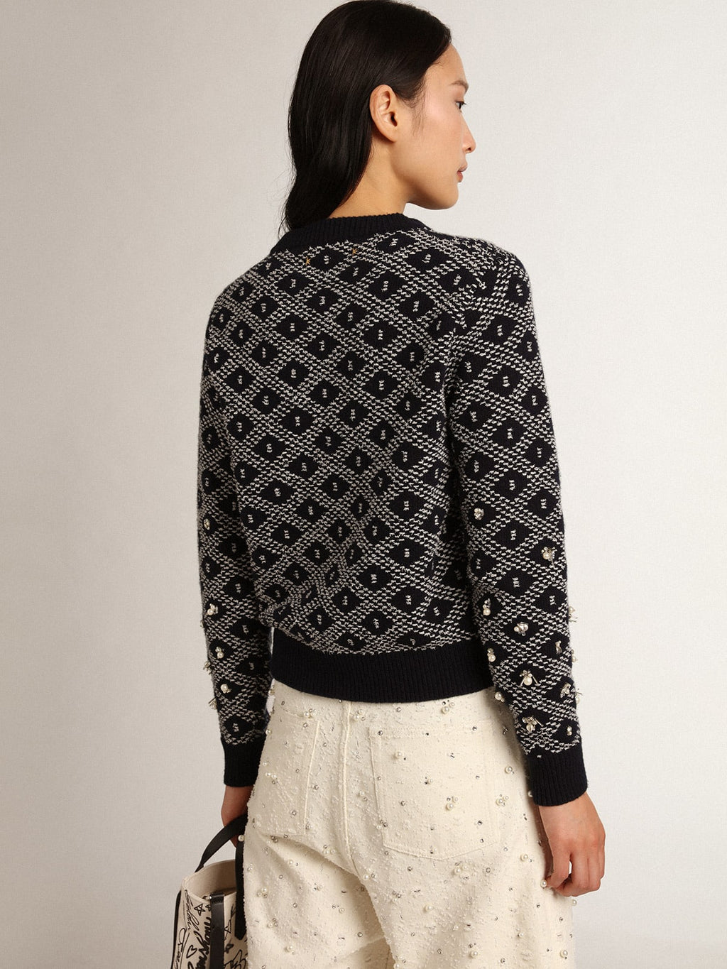 Maglione girocollo Collezione Journey a motivi geometrici bianchi e blu con applicazione di perle, cristalli e baguette