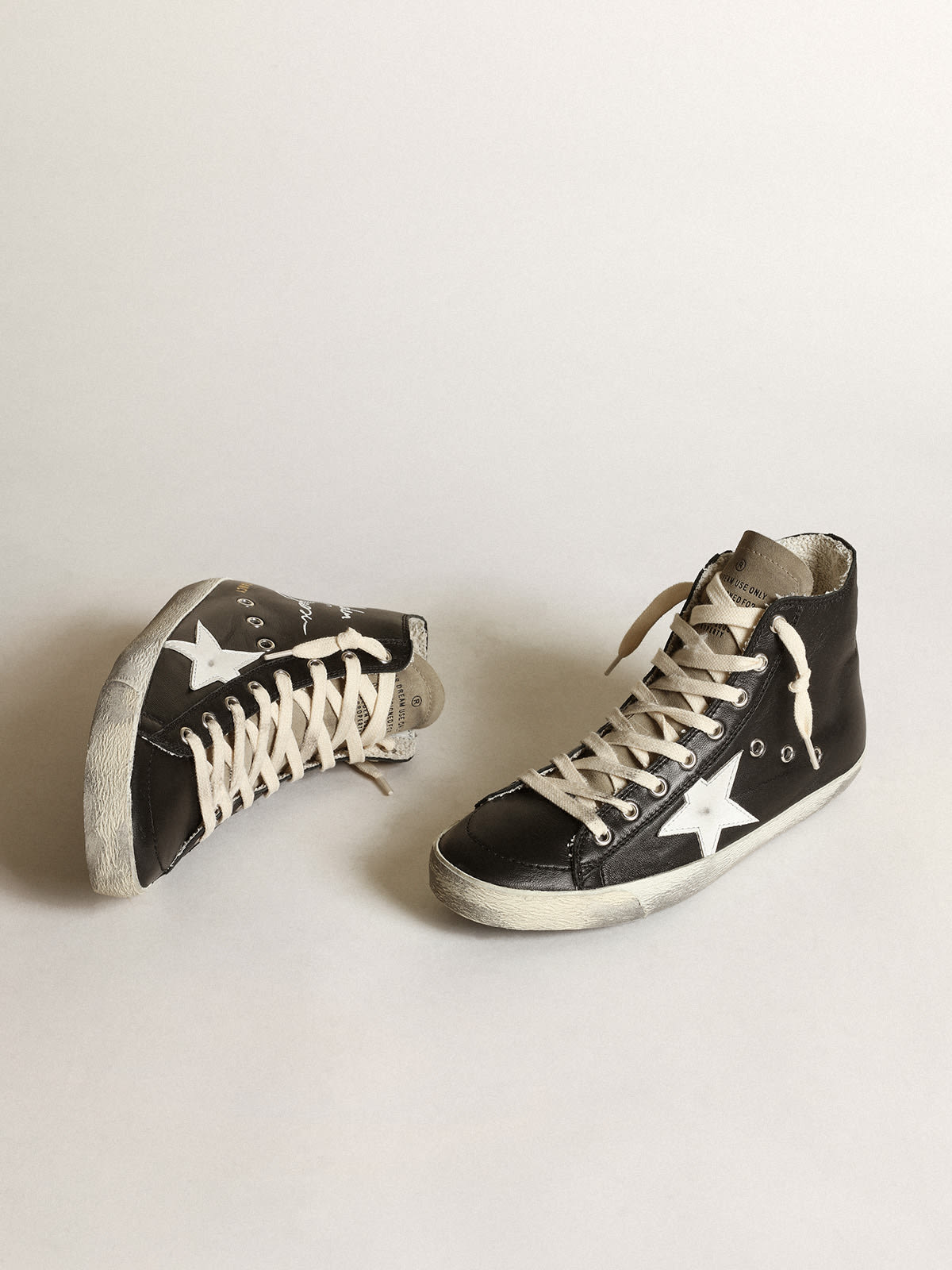 Sneaker Francy in nappa nera con stella in pelle bianca e linguetta in suede color tortora