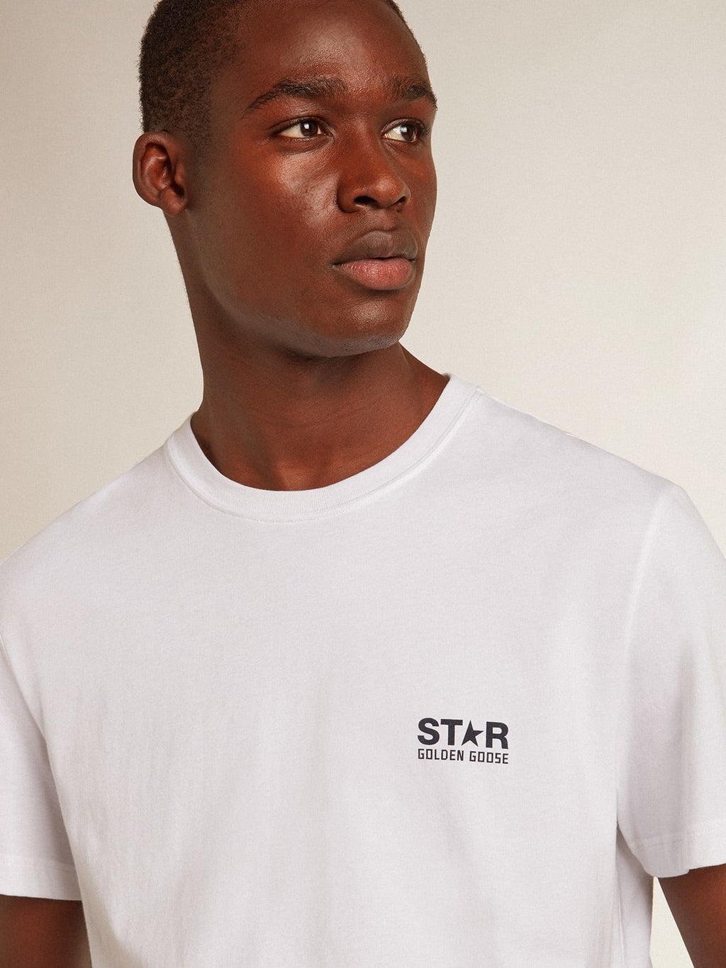 T-shirt bianca uomo con stella blu scuro sul retro