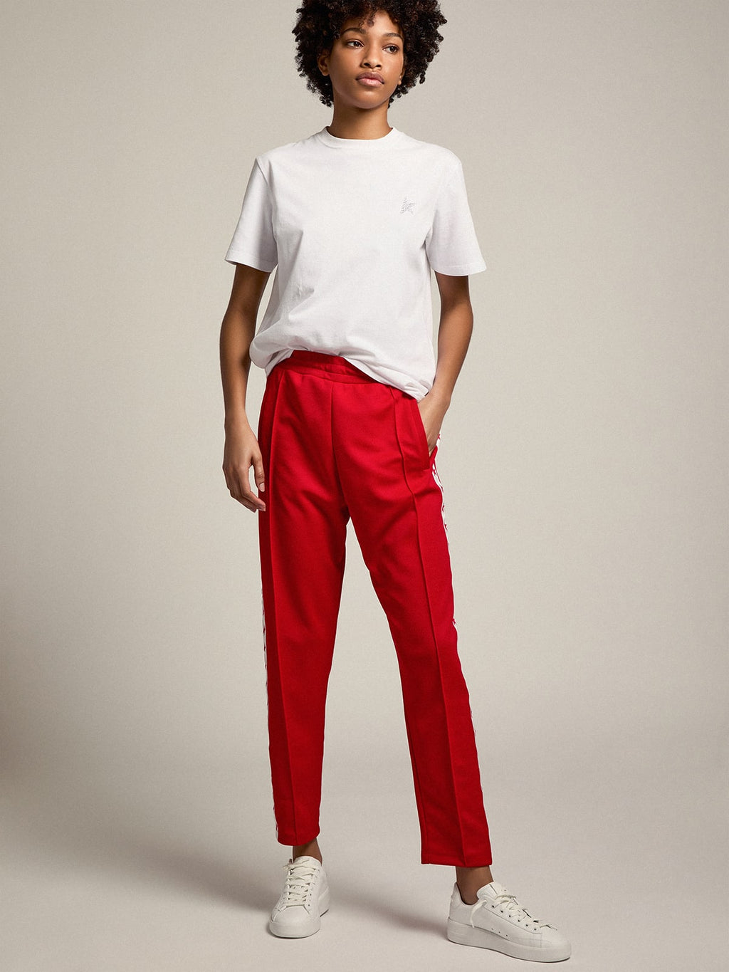 Pantalone jogging da donna di colore rosso con stelle rosse sui lati