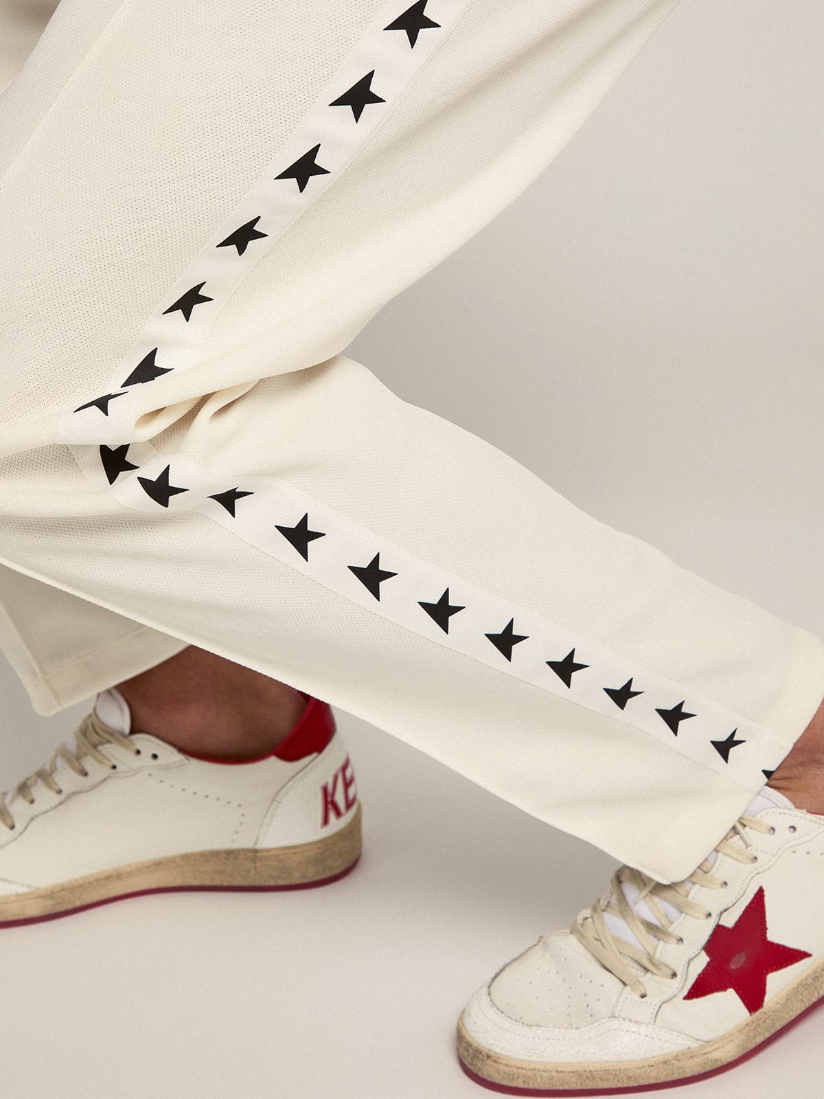 Pantalone jogging da uomo di colore bianco con stelle nere sui lati