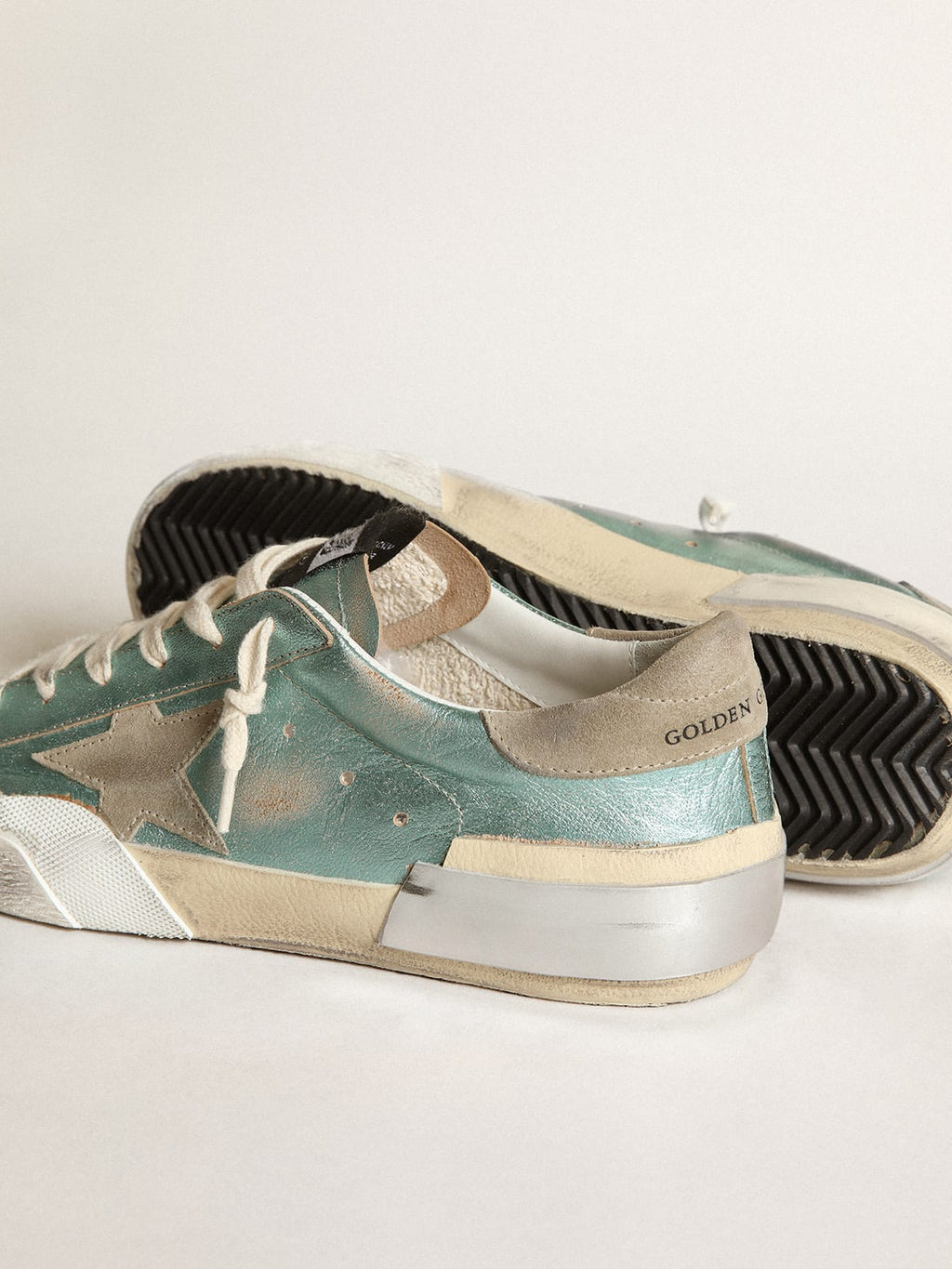 Sneaker Super-Star in pelle laminata verde menta con stella in suede grigio ghiaccio e multifoxing