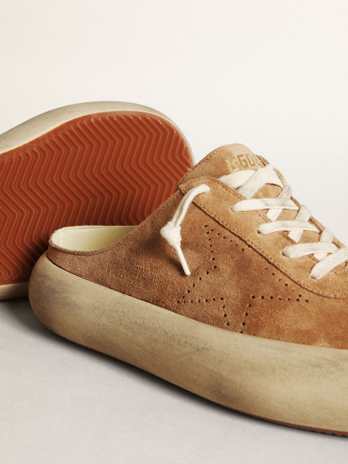 Space-Star Sabot Donna in suede color tabacco con stella traforata